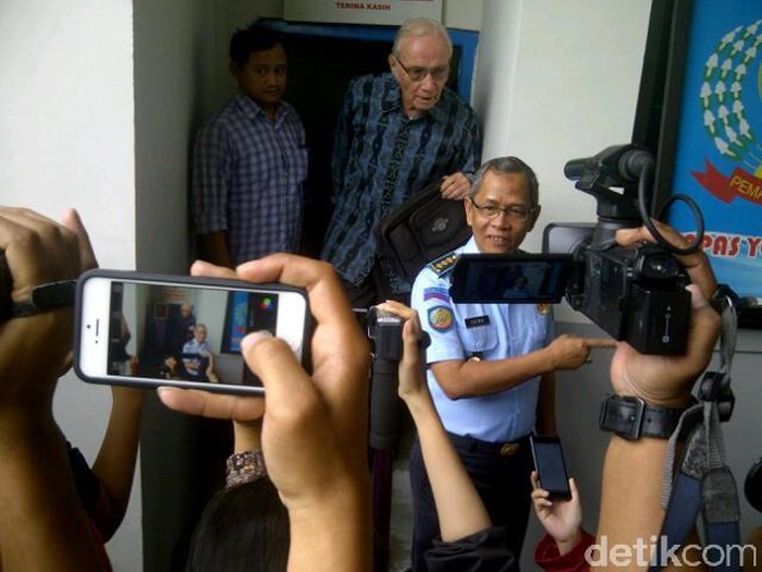 Mary Jane Dikunjungi Dubes Filipina dan Diberi Roti