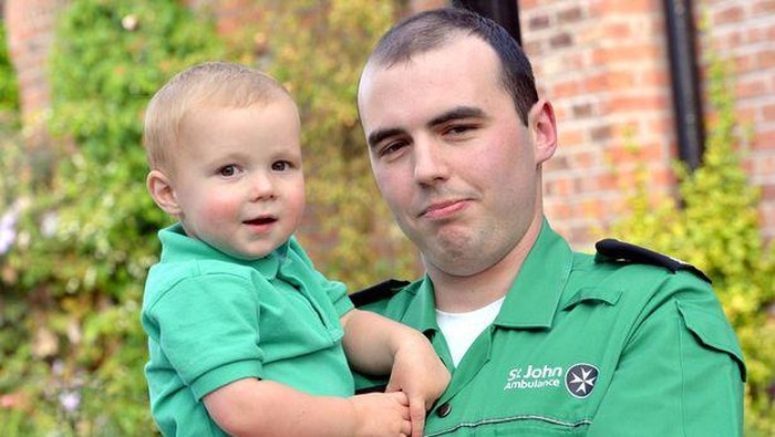 Heroik! Pria Ini Selamatkan Bocah yang Hampir Meninggal Tersedak Permen