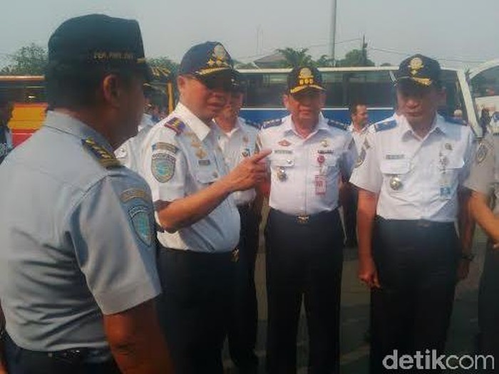 Datangi Terminal Kalideres, Jonan Periksa Kelayakan Bus hingga Kesehatan Sopir