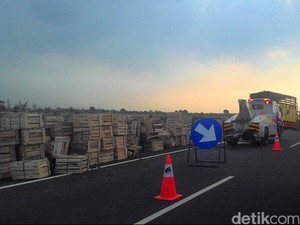Truk Tabrak Pembatas Jalan di KM 129 Tol Cipali