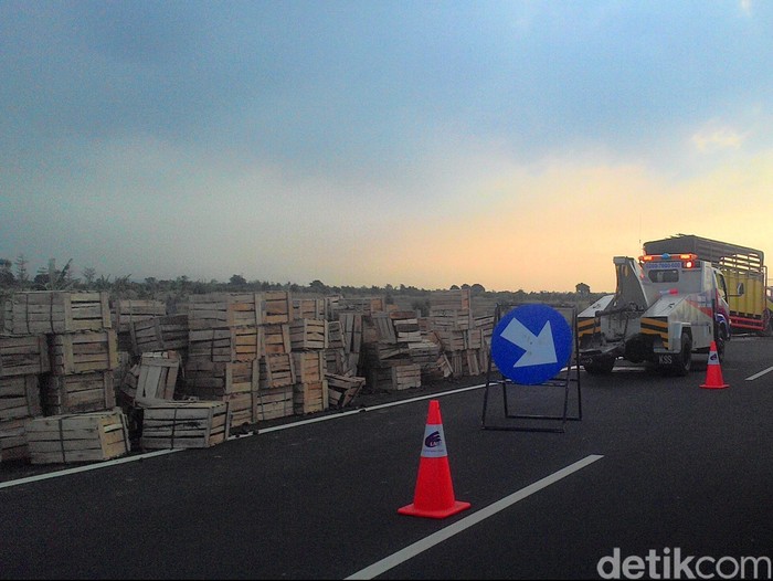 Truk Tabrak Pembatas Jalan di KM 129 Tol Cipali