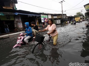 BMKG: Hujan Disertai Petir dan Angin Kencang Diprakirakan hingga Tengah Malam