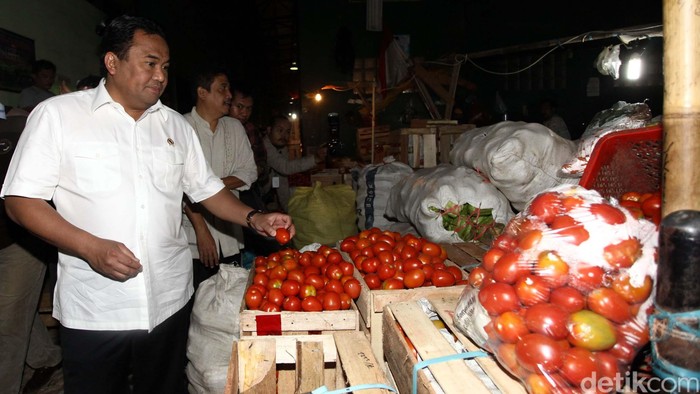 Menteri Perdagangan Rachmat Gobel melakukan blusukan ke Pasar Induk Kramat Jati, Jakarta Timur, Jumat (10/7/2015) dinihari. Gobel meminta pedagang pasar induk tidak menjadikan lebaran momen meraup untung besar, dengan menaikkan harga tinggi. Grandyos Zafna
/detikcom.