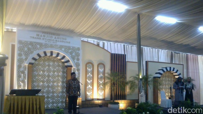 Aher Apresiasi Kehadiran Masjid ala Nabawi di Trans Studio Bandung
