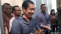 Setelah putusan itu berkekuatan hukum tetap, Romi Herton dan istri dipindahkan bersama-sama dari rutan KPK, Jumat (10/7/2015) sekitar pukul 10.00 WIB. Keduanya dipindahkan menggunakan satu mobil tahanan. Romi yang mengenakan baju hijau tak mau memberikan komentar soal proses eksekusi ini. Dia terus melempar senyum sambil menyapa beberapa pendukungnya. Alhamdulillah sehat ini ya, kami berdua sehat, kata Romi.