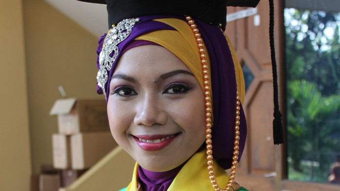 Raeni yang S2 di Inggris Memotivasi Adik Kelas Asal Papua dengan Laptop