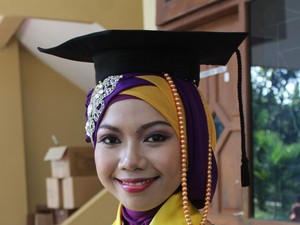Becak Sang Ayah Antar Raeni Jadi Master Akuntan di Inggris