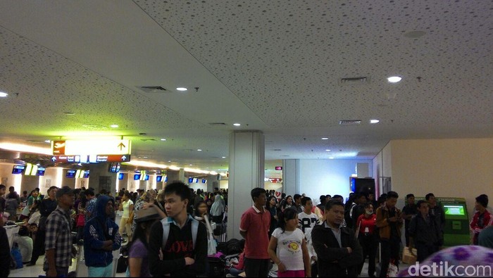 Penampakan Ribuan Calon Penumpang Bertahan di Bandara Ngurah Rai