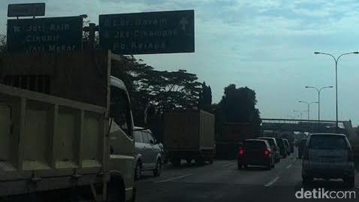 H-7 Lebaran, Pemudik Mulai Ramai di Jalur Cikampek