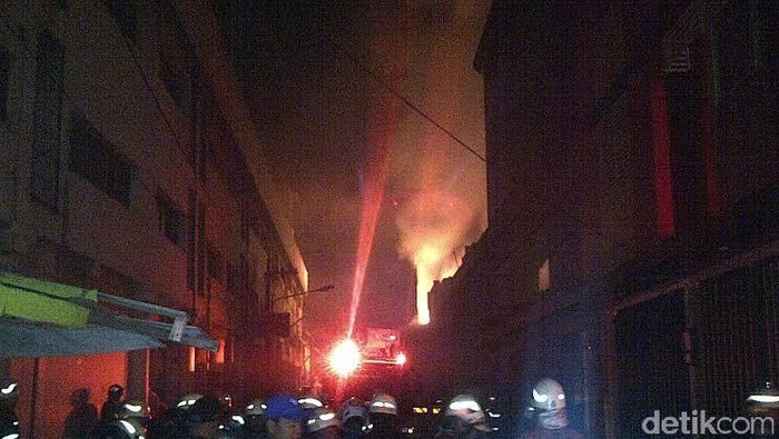 Ruko Kain di Surabaya Terbakar, 26 Unit Mobil Damkar Dikerahkan