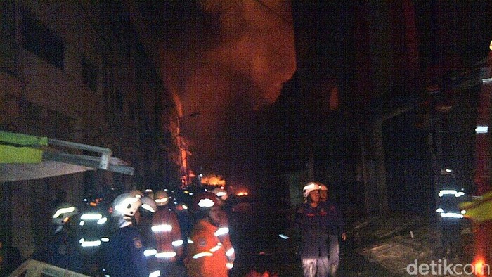 Ruko Gudang Kain di Surabaya Terbakar, Bangunan Lain Ikut Ambruk