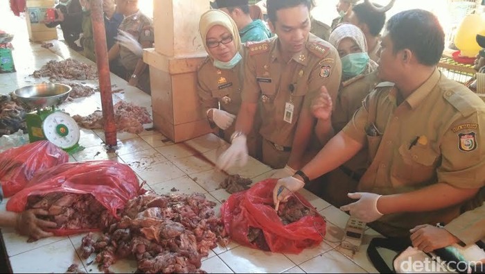 Sidak di Pasar Makassar, Petugas Badan Ketahanan Pangan Temukan Daging Busuk