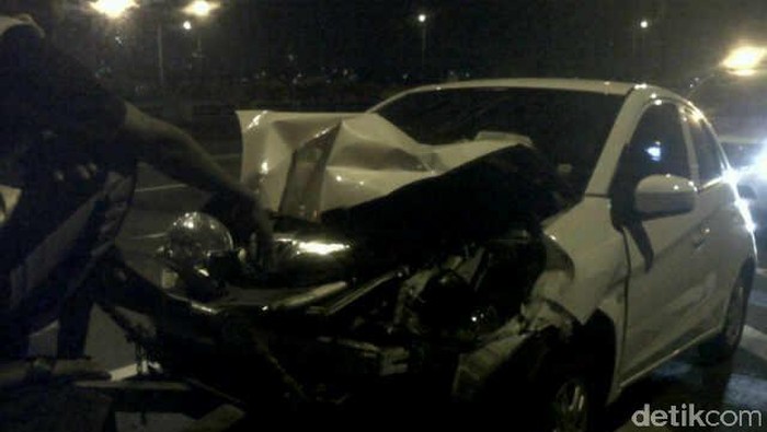 Tabrak Pembatas Jalan di KM 19 Tol Ancol, Honda Brio Ringsek