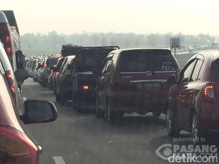 Antrean di Pintu Keluar Tol Palimanan Mencapai 5 Km Lebih