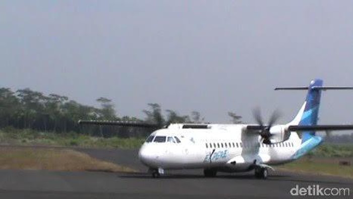 Diguyur Abu Vulkanik Skala Kecil, Bandara Jember Tetap Beroperasi