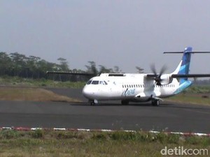 Diguyur Abu Vulkanik Skala Kecil, Bandara Jember Tetap Beroperasi