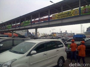 Pemudik Bersepeda Motor Mulai Padati Pelabuhan Merak