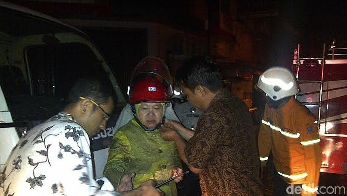 Bawa Skylift, Risma Turun ke Lokasi Kebakaran Toko Kain di Surabaya