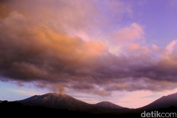 Malam ini Gunung Raung Masih Embuskan Asap, Ada Lelehan Lava