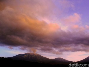 Malam ini Gunung Raung Masih Embuskan Asap, Ada Lelehan Lava