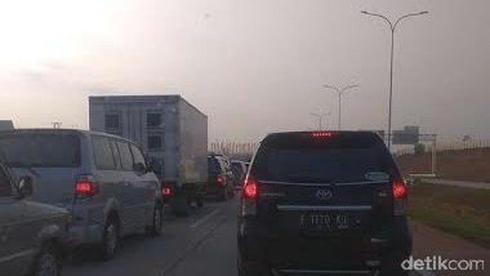 Pintu Masuk Tol Cipali Mulai Macet Hingga 2 Km