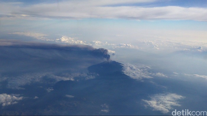 Begini Kondisi Gunung Raung Dilihat Dari Atas Pesawat