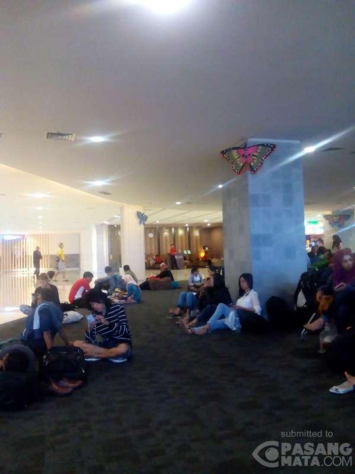 Bandara Ngurah Rai Ditutup, Penumpang Tidur-tiduran di Terminal