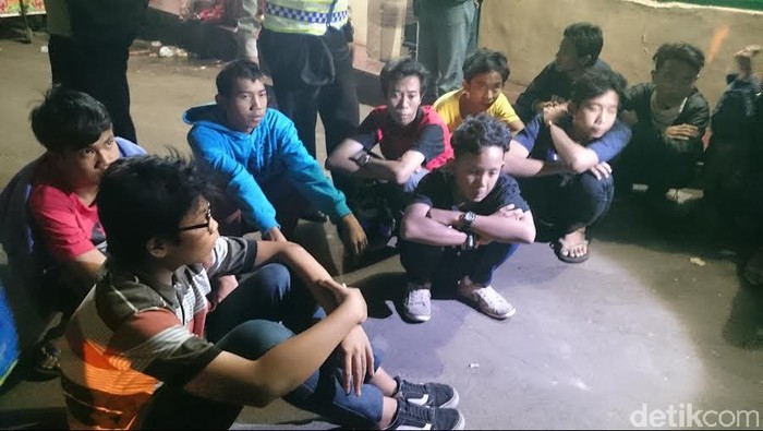 Polsek Pasar Minggu Amankan 9 Remaja yang Bawa Sajam Saat SOTR