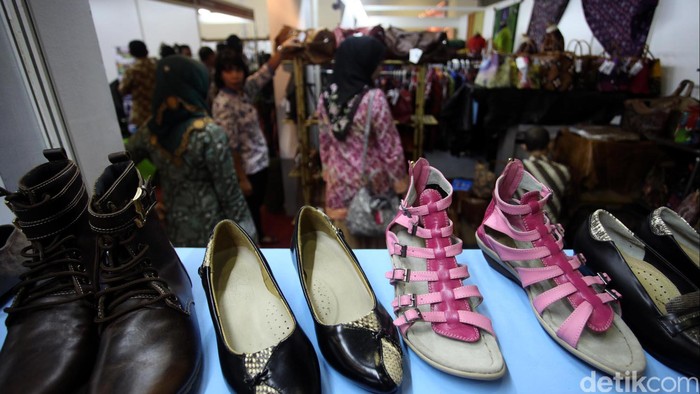Bagi anda pengkoleksi atau yang sedang mencari sepatu, cobalah datang ke acara pameran Gelar Sepatu, Kulit dan Fesyen di Hall B Jakarta Convention Center, Kamis (30/5/2013) hingga Minggu (2/6/2013). Beragam pilihan sepatu tersaji mulai dari kualitas lokal dan internasional. Sepatu lokal, nggak kalah kok dengan merek luar. Rachman Haryanto/detikFoto.