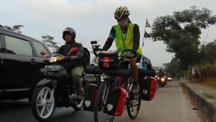 Mereka Mudik ke Jawa Tengah dari Bandung dengan Sepeda