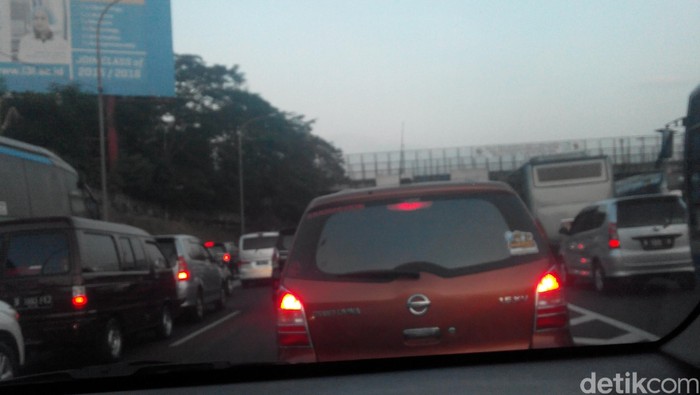 Tol Dari Jakarta ke Cikunir Macet 6 Km