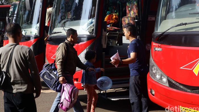 Ribuan pelanggan setia Carrefour mengikuti mudik gratis. Mudik gratis itu dilepas di Lapangan Plaza Selatan Senayan, Komplek GBK, Jl. Pintu Satu Senayan, Jakarta Selatan, Senin (13/7/2015). Carrefour memberikan 10.000 tiket bus, 1.463 tiket pesawat terbang, dan 681 tiket kapal laut, 10 paket mudik mewah dengan Alphard, dan 20 paket mudik dengan Innova. Hasan Al Habshy/detikcom.