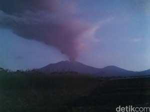 Abu Vulkanik Raung Membumbung Hingga 3 Kilometer ke Barat Laut