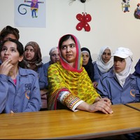 Tak ada yang mampu mematahkan semangat Malala Yousafzai untuk menyuarakan hak kaum perempuan untuk mendapatkan edukasi yang layak.  Sempat sekarat akibat peluru militan taliban yang bersarang di tubuhnya, remaja Pakistan ini menjadi panutan bagi masyarakat dunia untuk mengejar cita-citanya. (Foto: Jamal Saidi/REUTERS)