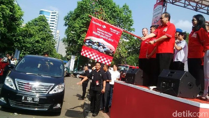 CT Lepas Pemudik Bareng Carrefour dengan Alphard Hingga Pesawat