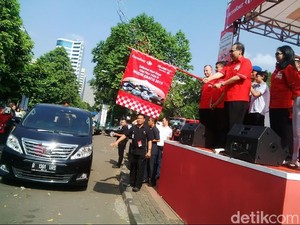 CT Lepas Pemudik Bareng Carrefour dengan Alphard Hingga Pesawat