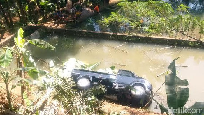 Mobil Bak Terbuka Terjun ke Jurang Setinggi 7 Meter di Sumedang