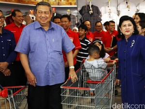 Tiba di Pacitan, SBY Langsung Ziarah ke Makam Ayahanda