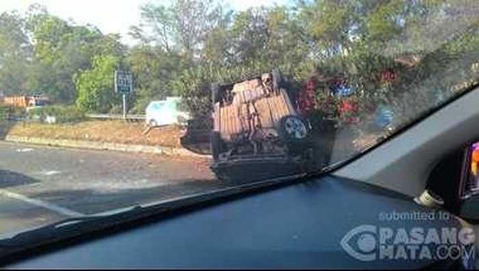 Truk Ekspedisi Terguling di KM 63 Tol Jakarta-Merak, Lalin Macet