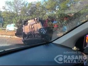 Sebuah Mobil Sedan Terbalik di Tol Purbaleunyi