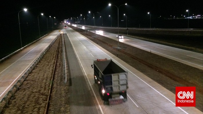 Truk Muatan Barang Terguling di Tol Cipali Arah Cirebon