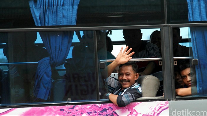 Sido Muncul kembali menggelar mudik gratis bagi pedagang jamu, Minggu (12/7/2015). Mudik bareng ini diikuti ribuan pedagang jamu. Para pedagang jamu mengikuti mudik gratis yang digelar Sido Muncul. Agung Pambudhy/detikcom.