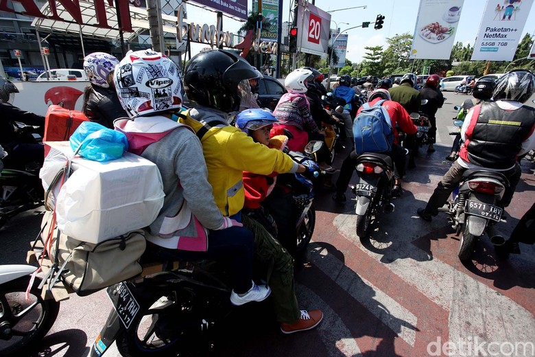 Pemudik yang menggunakan sepeda motor (Foto: Rengga Sancaya) Pemudik yang menggunakan sepeda motor (Foto: Rengga Sancaya)