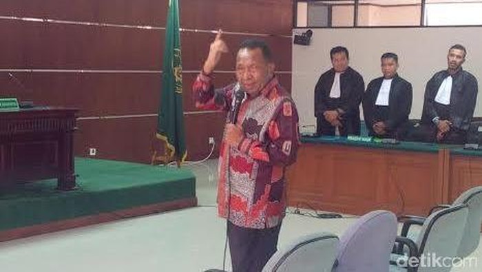 Didakwa Korupsi, Eks Kadis Papua Nyanyi Indonesia Raya di Ruang Sidang