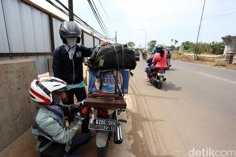 Motor membawa barang. Foto: Rengga Sancaya Motor membawa barang. Foto: Rengga Sancaya