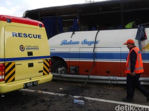 Bus Tabrak Pembatas di Tol Palikanci, Korban Tewas Diduga Lebih dari 1 Orang