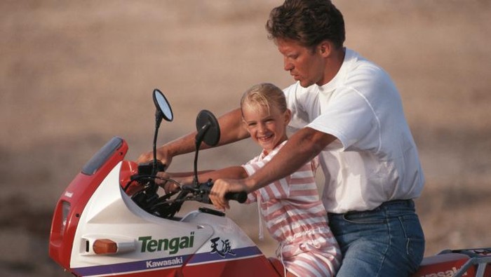 Saat Bepergian dengan Sepeda Motor, Jangan Biarkan Anak Duduk di Depan