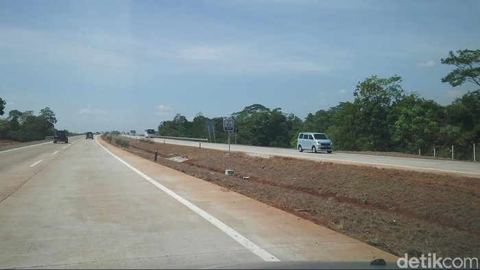 Lewat Tol Cipali Sebaiknya Siang Saja, Panas Tapi Lancar