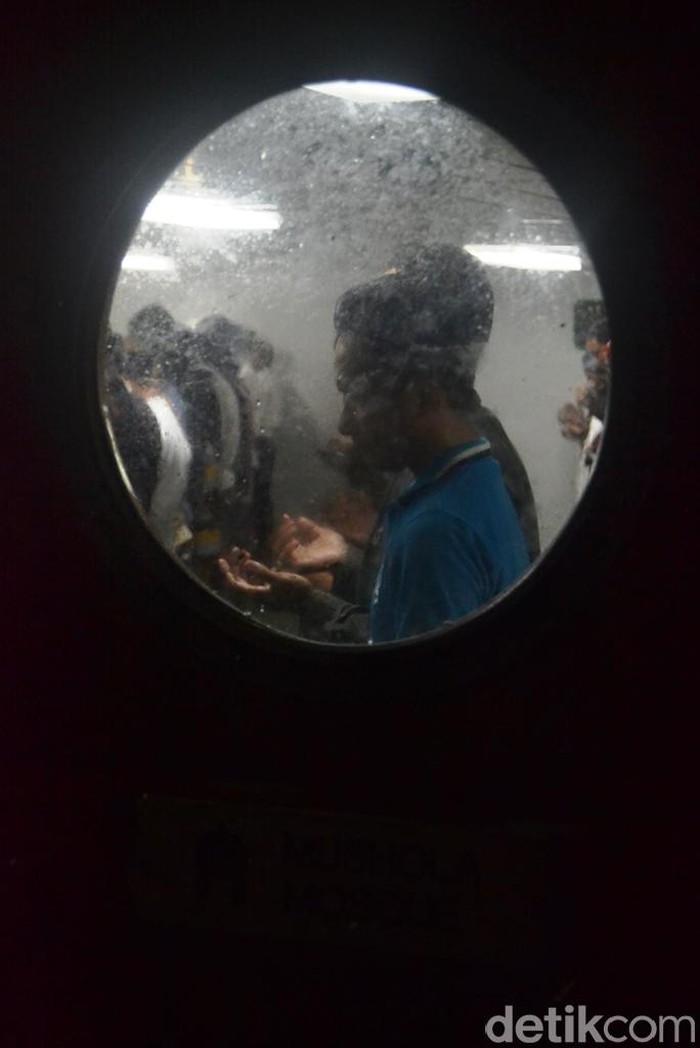 Saat Pemudik Khusyuk Salat Berjamaah di Tengah Laut