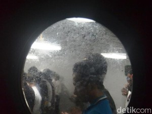 Saat Pemudik Khusyuk Salat Berjamaah di Tengah Laut